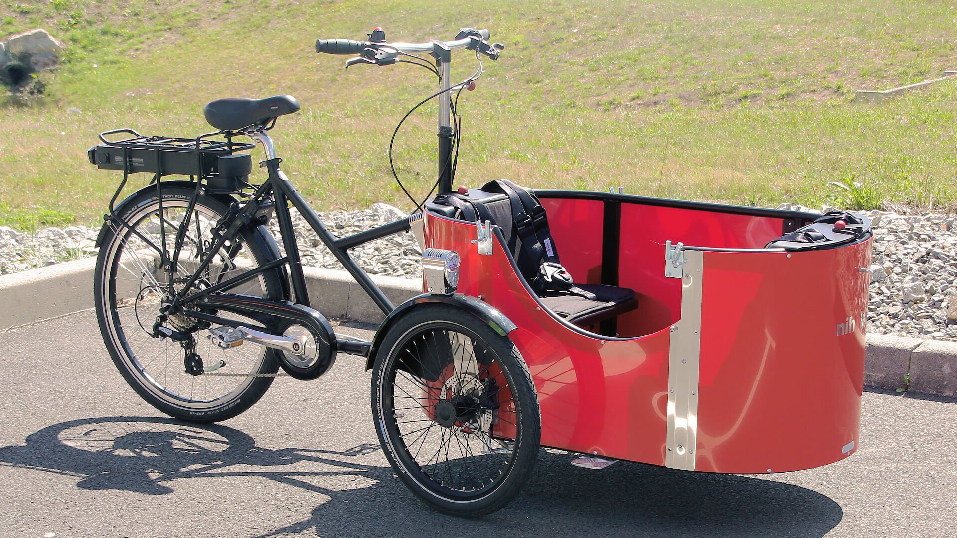 Triporteur NIHOLA CARGO 4.0 avec  protection pluie rouge