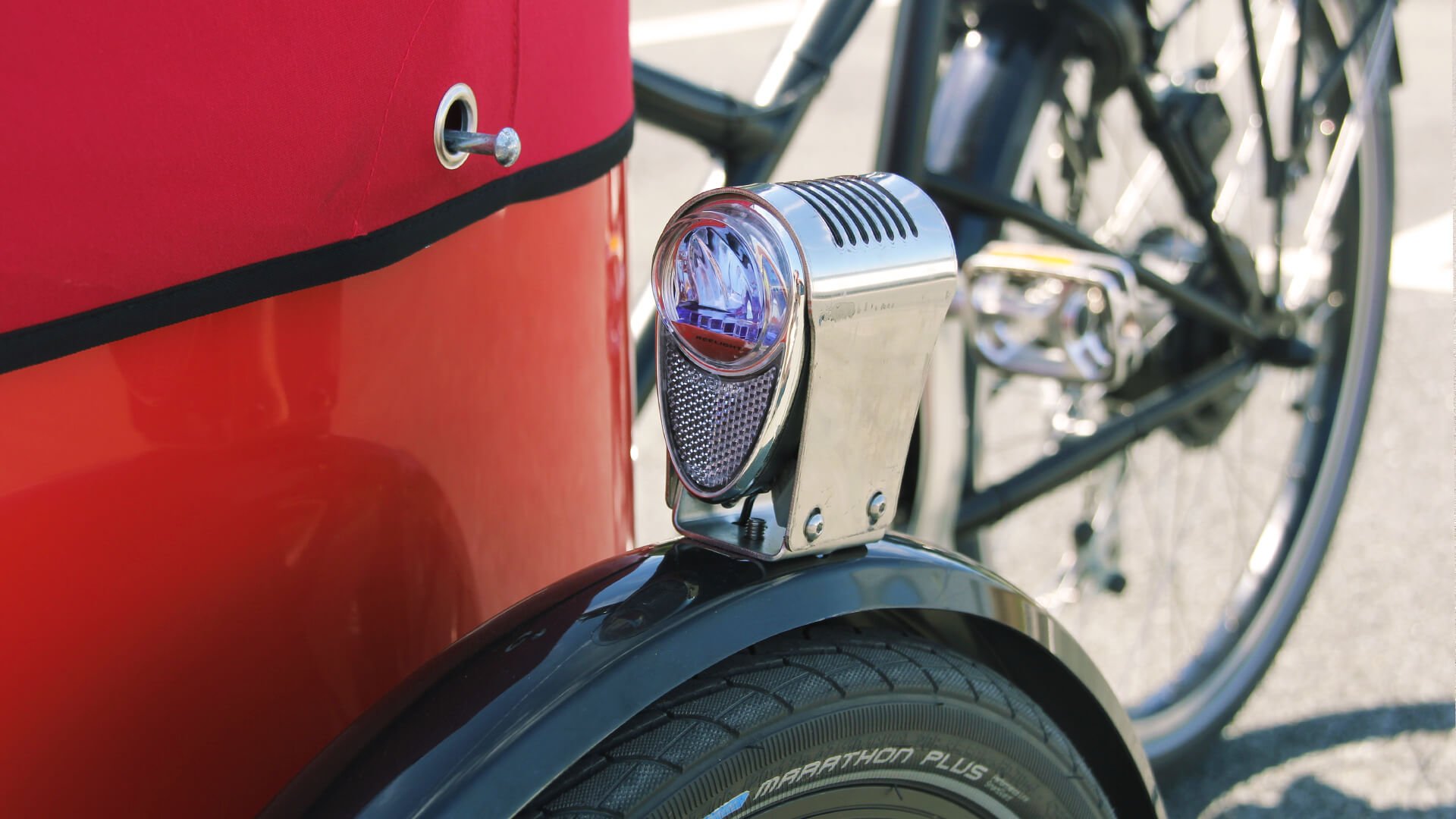 Triporteur NIHOLA CARGO 4.0 avec  protection pluie rouge