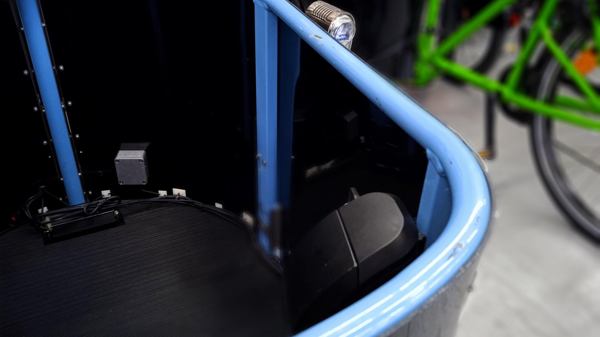 Rayures sur cadre de la malle avant