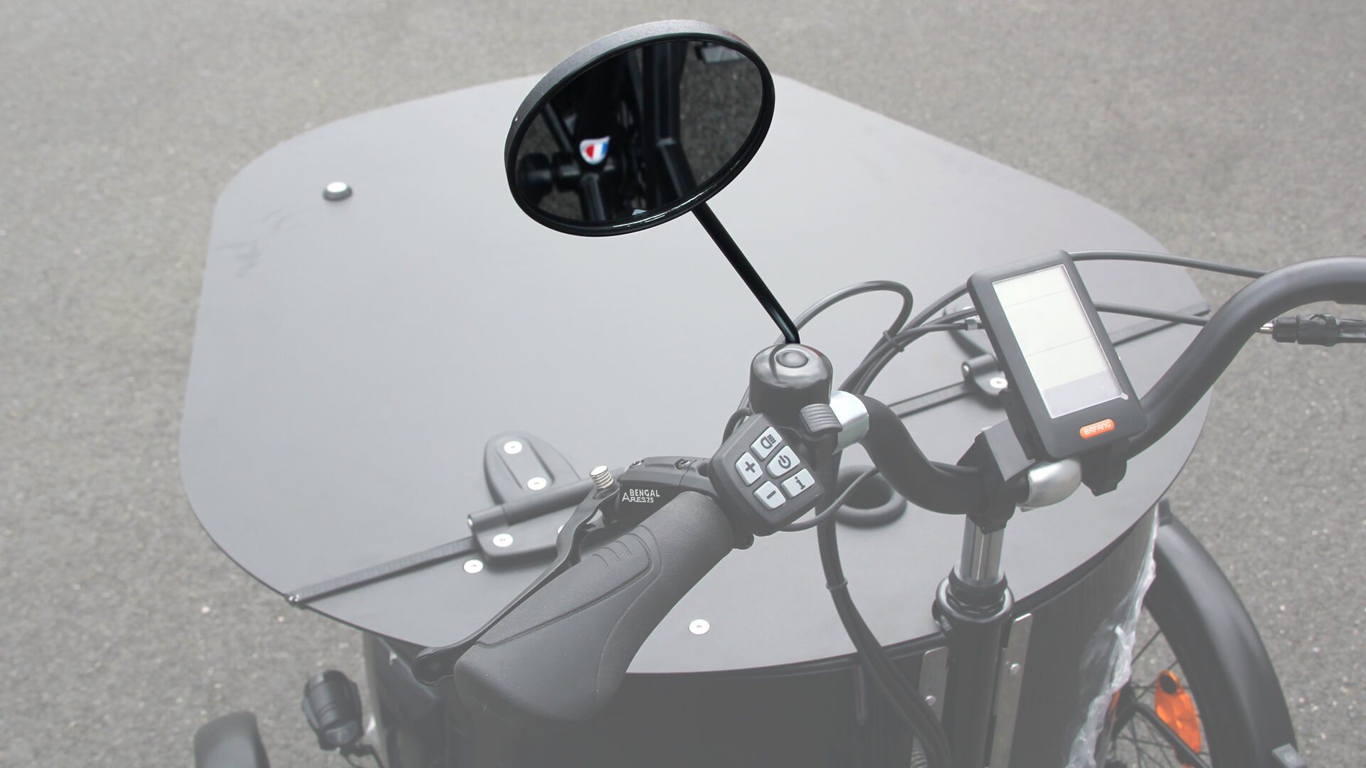 Rétroviseur hollandais vintage fixé sur le cintre d'un CARGO XL Évémentiel