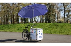 Triporteur NIHOLA CARGO XL Événementiel avec parasol rond personnalisée 