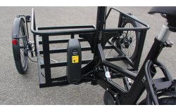 La batterie grande capacité est fixée à l'arrière de la plateforme