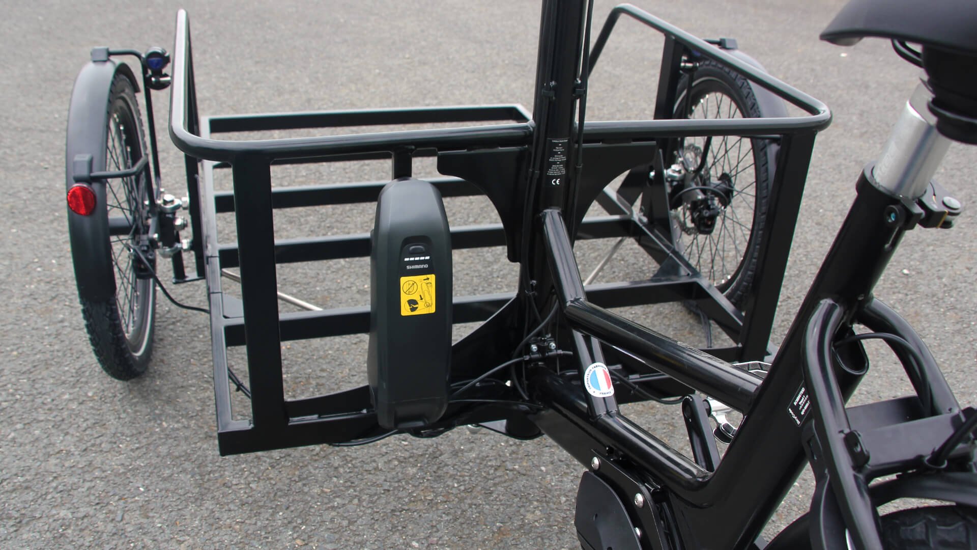 La batterie grande capacité est fixée à l'arrière de la plateforme