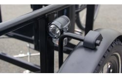 Les phares avant sont fxés sur les garde-boues de part et d'autre de la plateforme avant 