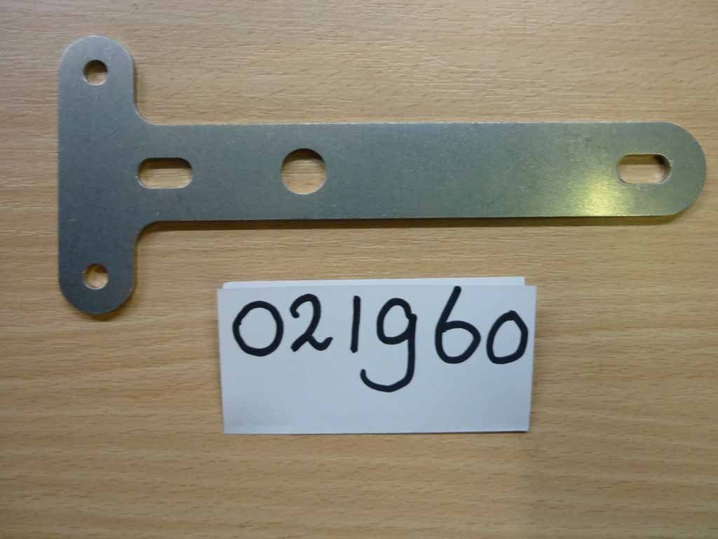 Plaque inox pour fixer des repose-pieds au tube diagonal d'un vélo sans porte-bagage avant