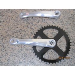 Plateau 44 dents et manivelles argent