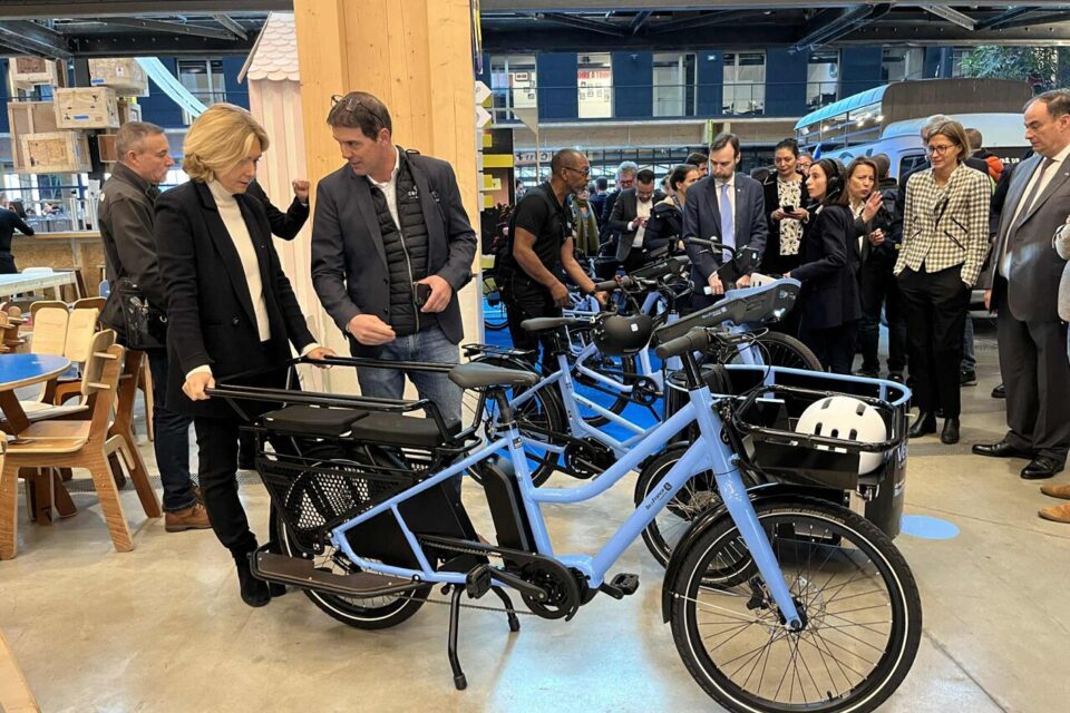 Valérie Pécresse et le directeur de NIHOLA France